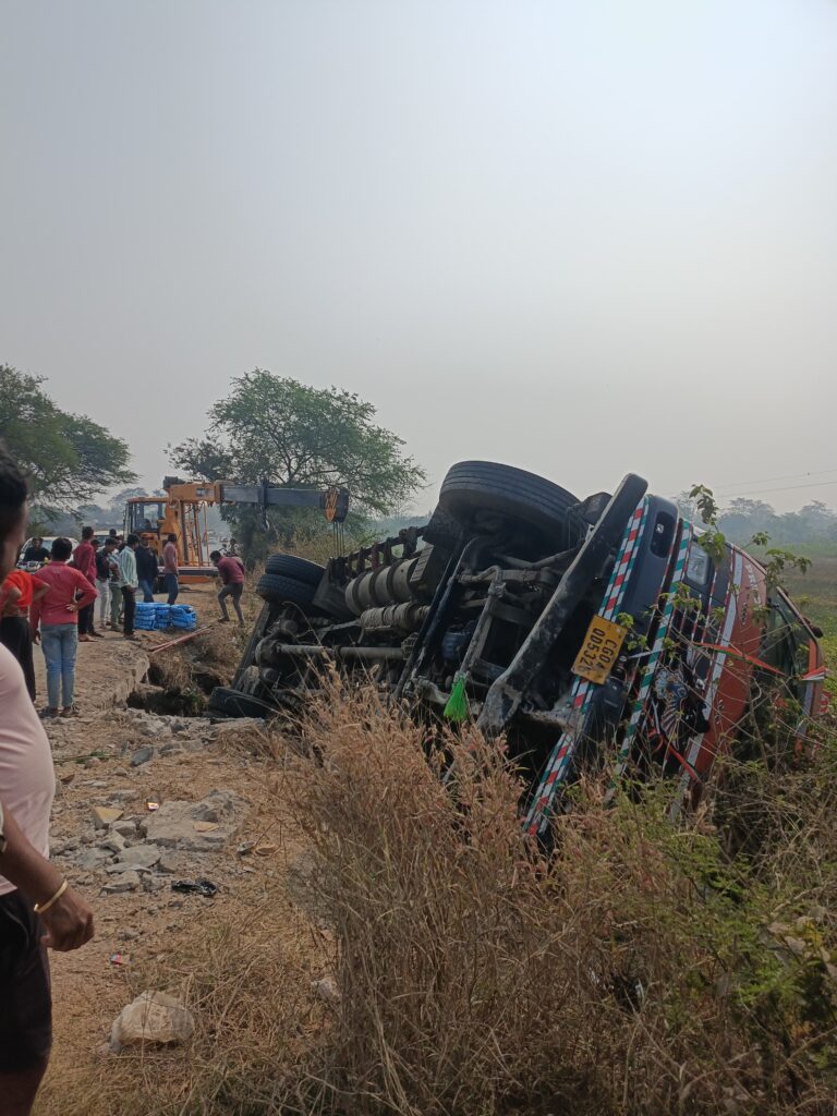 परसदा के पास पुल के नीचे पलटा सरिया से लोड छह चक्का वाहन, बड़ा हादसा टला