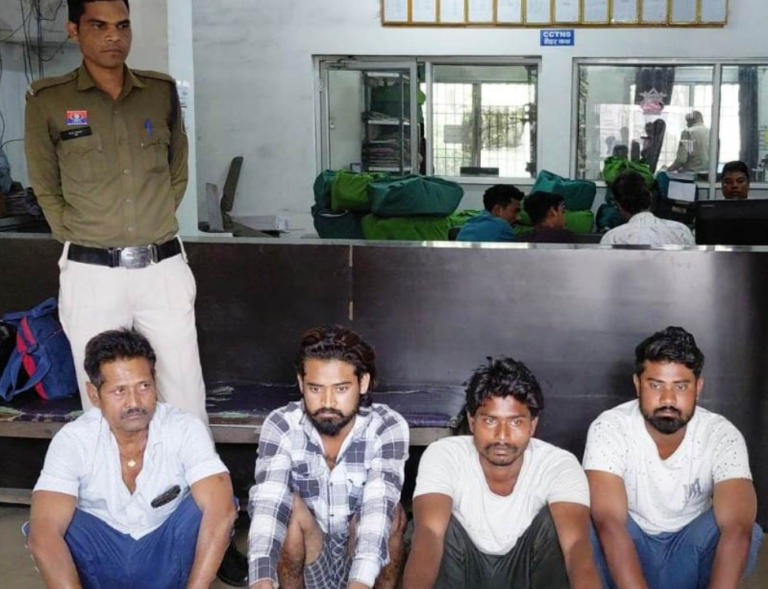 रेलवे स्टेशन के बाहर महिला एवं उसके पति से मारपीट :