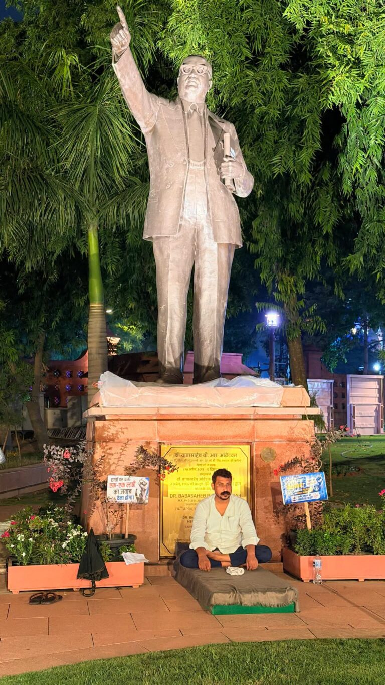 जंतर-मंतर में दिल्ली पुलिस के द्वारा प्रदर्शनकारियों पर कथित लाठीचार्ज और महिलाओं से दुर्व्यवहार होने के विरुद्ध में&nbsp; निष्पक्ष जांच की मांग में संसद परिषद में धरना प्रदर्शन पर बैठे सांसद चंद्रशेखर आज़ाद